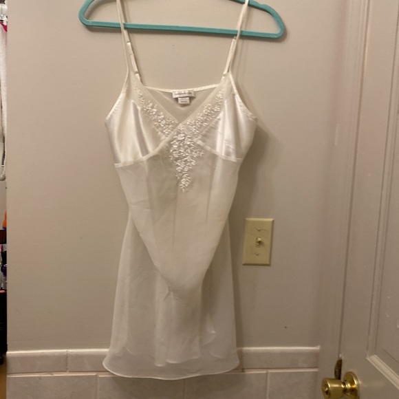 2 nighties. Flora Nikrooz black nightie NWT, Jones NY white nightie - Picture 6 of 9